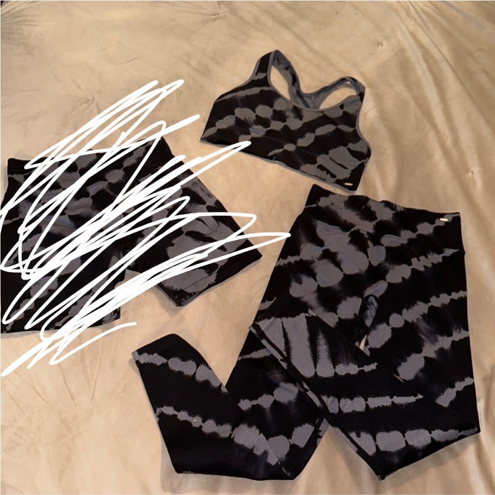 Aerie Black& Gray Tie-Dye 2-Pc Set. 
 BRA  & LEGGINGS ONLY !
SHORTS NOT INCLUDED